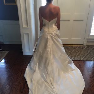 Paloma Blanca #3608, Sz 8 but fits like Sz 2-4